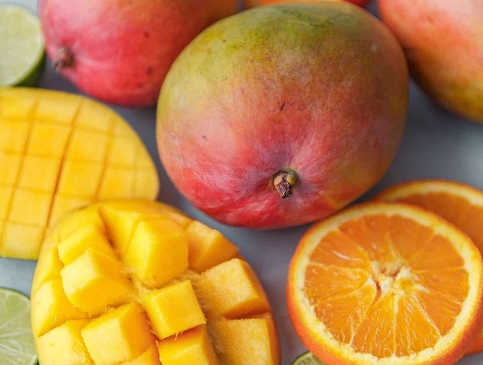 comment couper une mangue oranges limes et mangues sur un plan de travaile