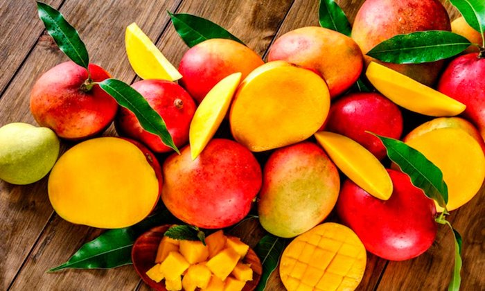 comment eplucher une mangue des mangues bien mûres coupées en dés et en tranches