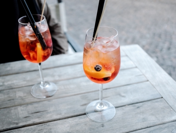 comment faire un spritz table bois terrasse diner apéro boisson glaçons