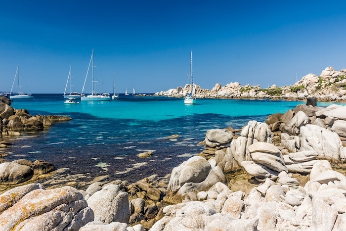 corsica littoral aux pierres avec de la mer bateau exemple de paysage original