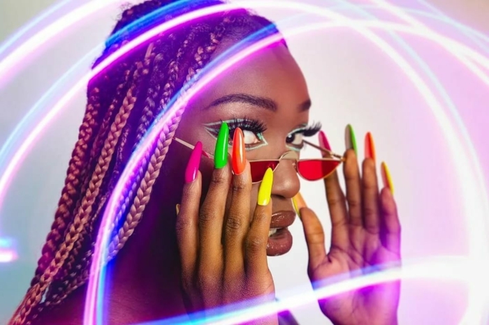 couleur ongle ete 2021 une femme avec des ongles fluo