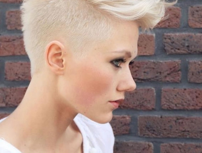 coupe cheveux épais femme coloration blond polaire coiffure cheveux courts volume sur le haut de tête
