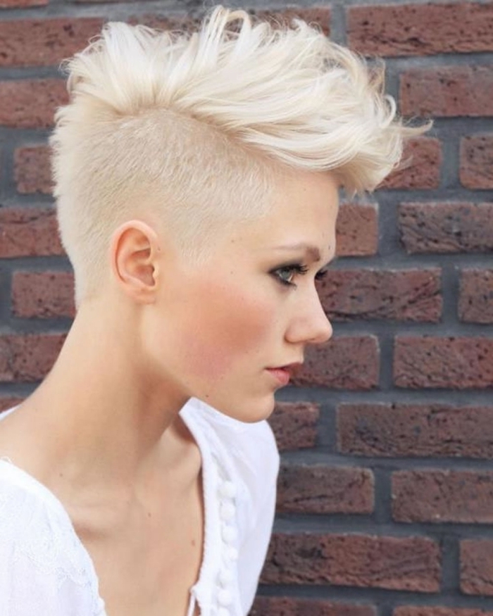 coupe cheveux épais femme coloration blond polaire coiffure cheveux courts volume sur le haut de tête