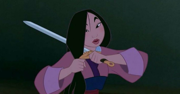 coupe courte femme 2021 mulan est en train de couper ses cheveux par une épée resized