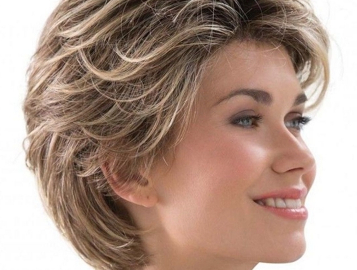 coupe de cheveux courts pour femme technique capillaire brushing années 80 méches blondes