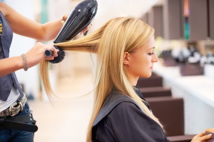 coupe de cheveux femme long technique lissage de cheveux avec brushing seche cheveux brosse