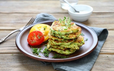 croquettes de courgettes garnies de thym tomate citron et sauce