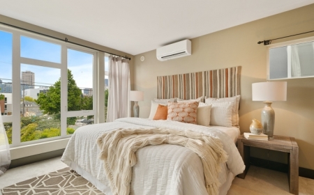 design chambre a coucher tapis couleur taupe motifs climatiseur split fenêtre mur