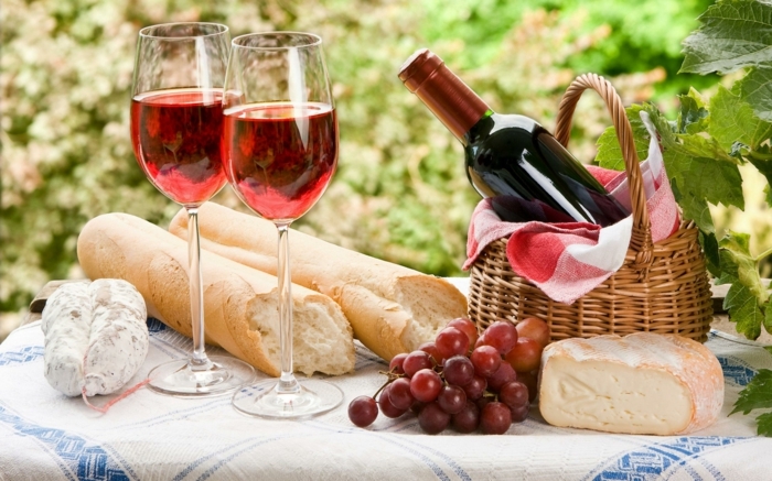 diète méditerranéene vin rouge versé dans deux verres accompagné d'une baguette