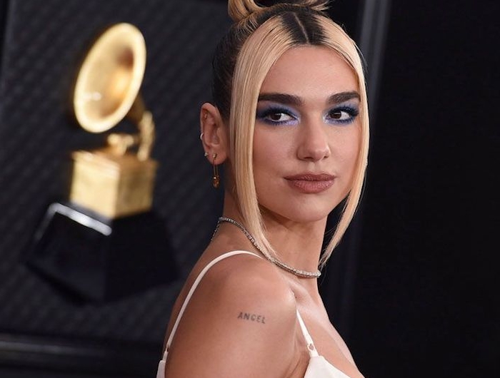 dua lipa avec 2 mèches blondes devant sur cheveux coloration noire pour constraste