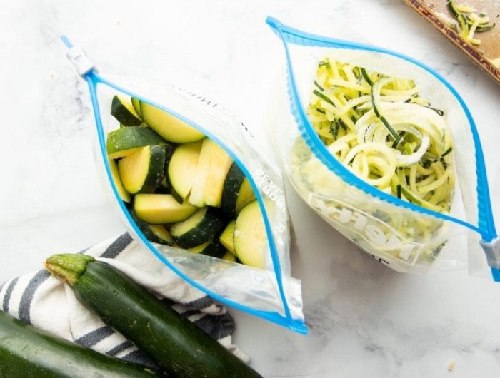 découper les courgettes en forme dés nouilles légumes préservation légumes frigo sac plastique