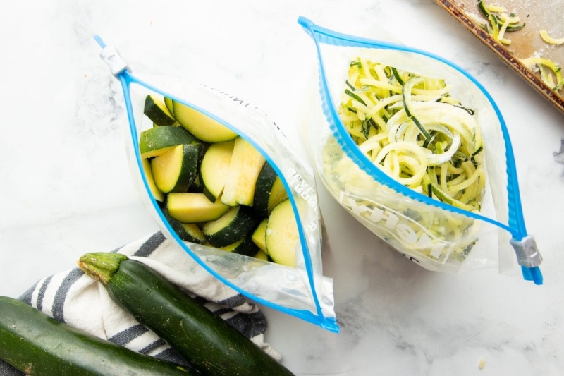 découper les courgettes en forme dés nouilles légumes préservation légumes frigo sac plastique