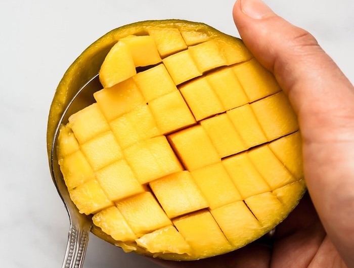 eplucher une mangue très facilement à l aide d une cuillère