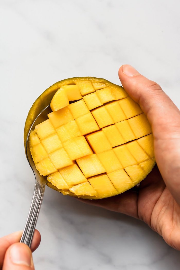 eplucher une mangue très facilement à l aide d une cuillère