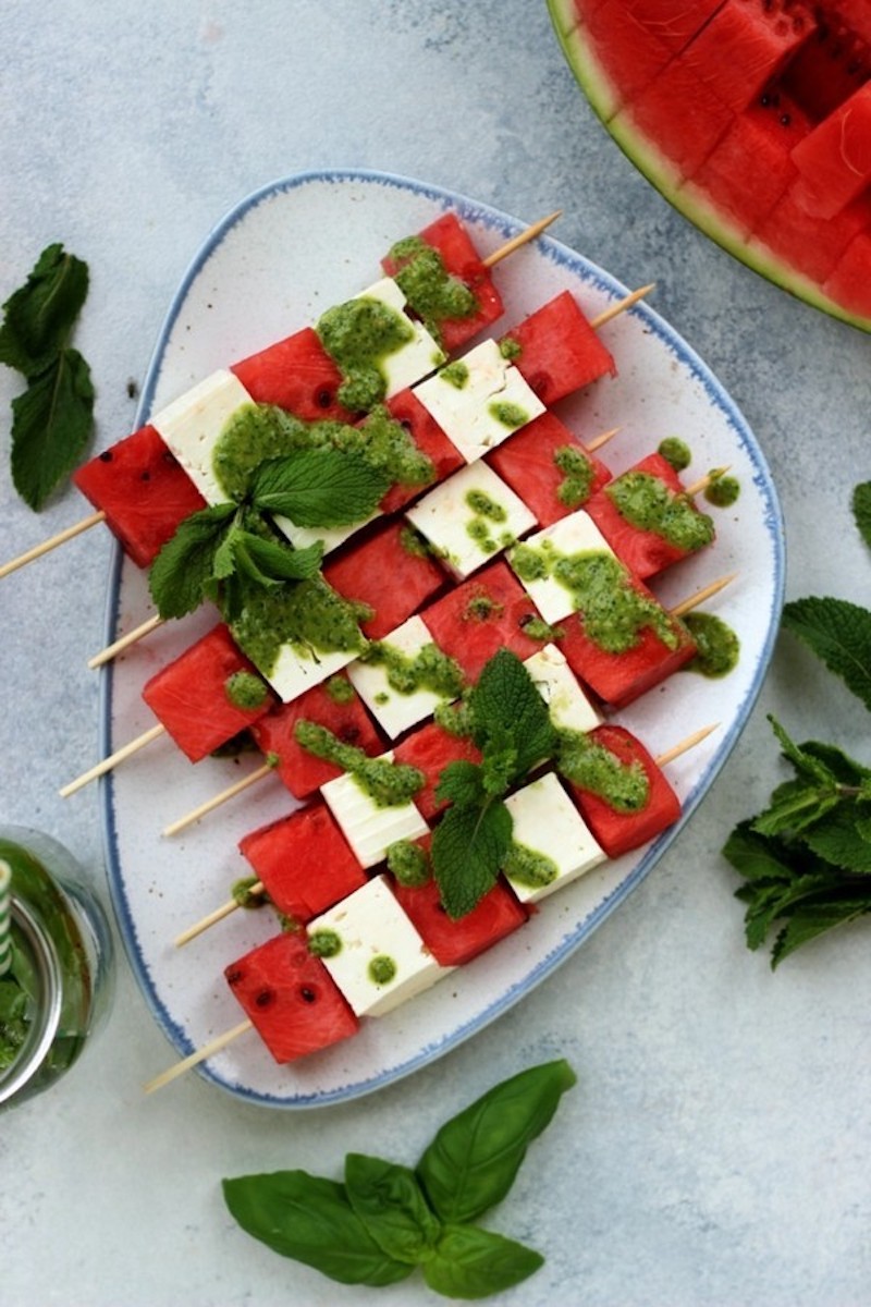 An example of an aperitif skewer with homemade melon and feta pesto