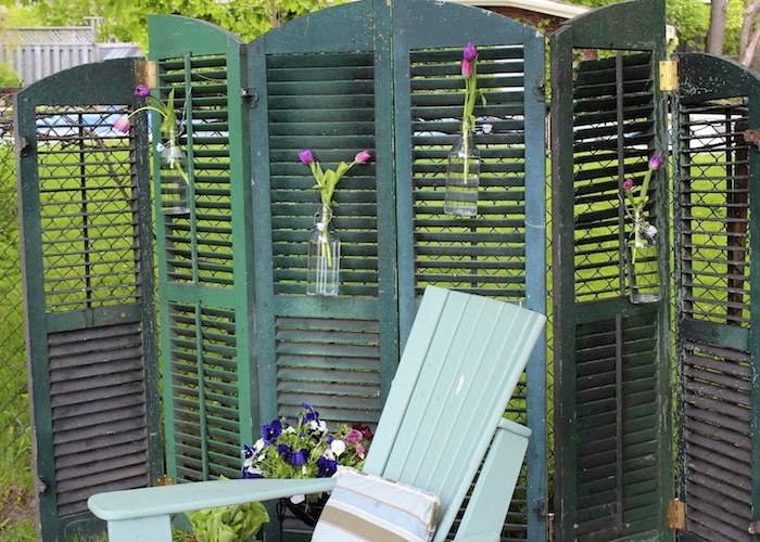 exemple de paravent de jardin en volets porte recyclées couleur verte
