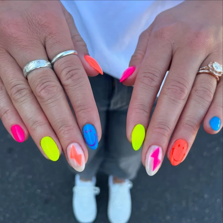 fluo ongle en gel ete dessin emoji sourire base milky white