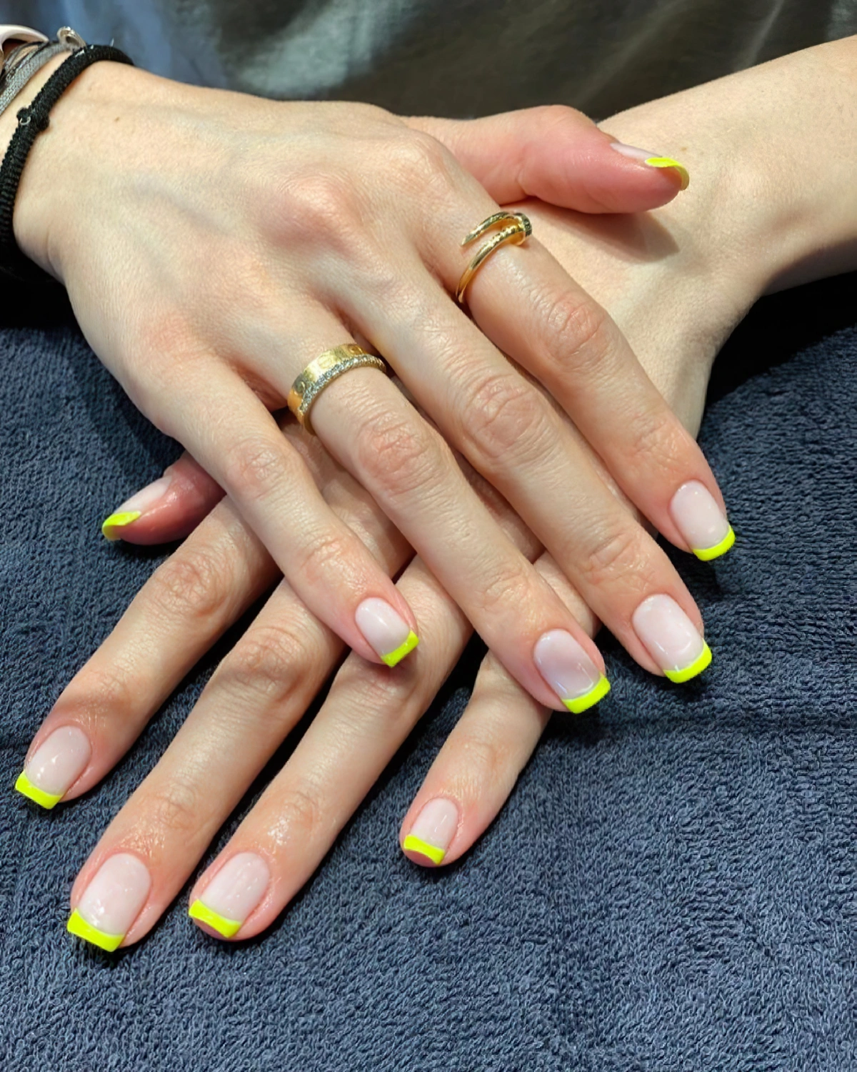 french manucure 2024 vernis jaune fluo bagues or milky white base