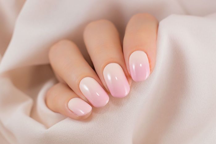 gel nail art rose ongles couleurs effet ombré été 2021 ongles courts tendance rose pâle vernis