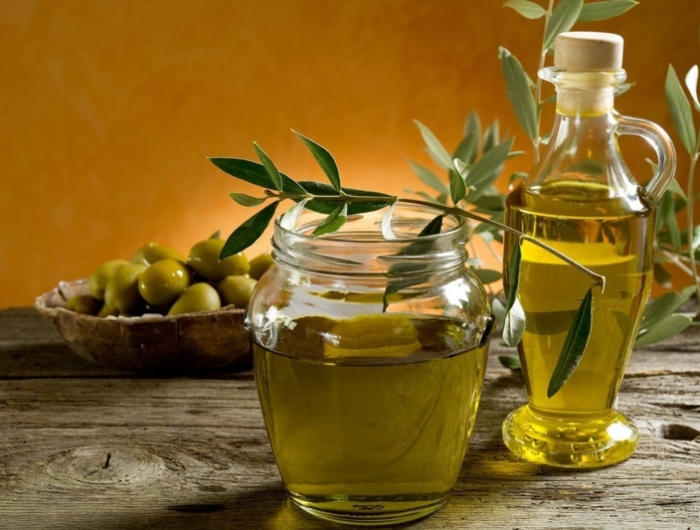 huile d olive pour bronzer une bouteille d'huile d'olive avec une branche d olive