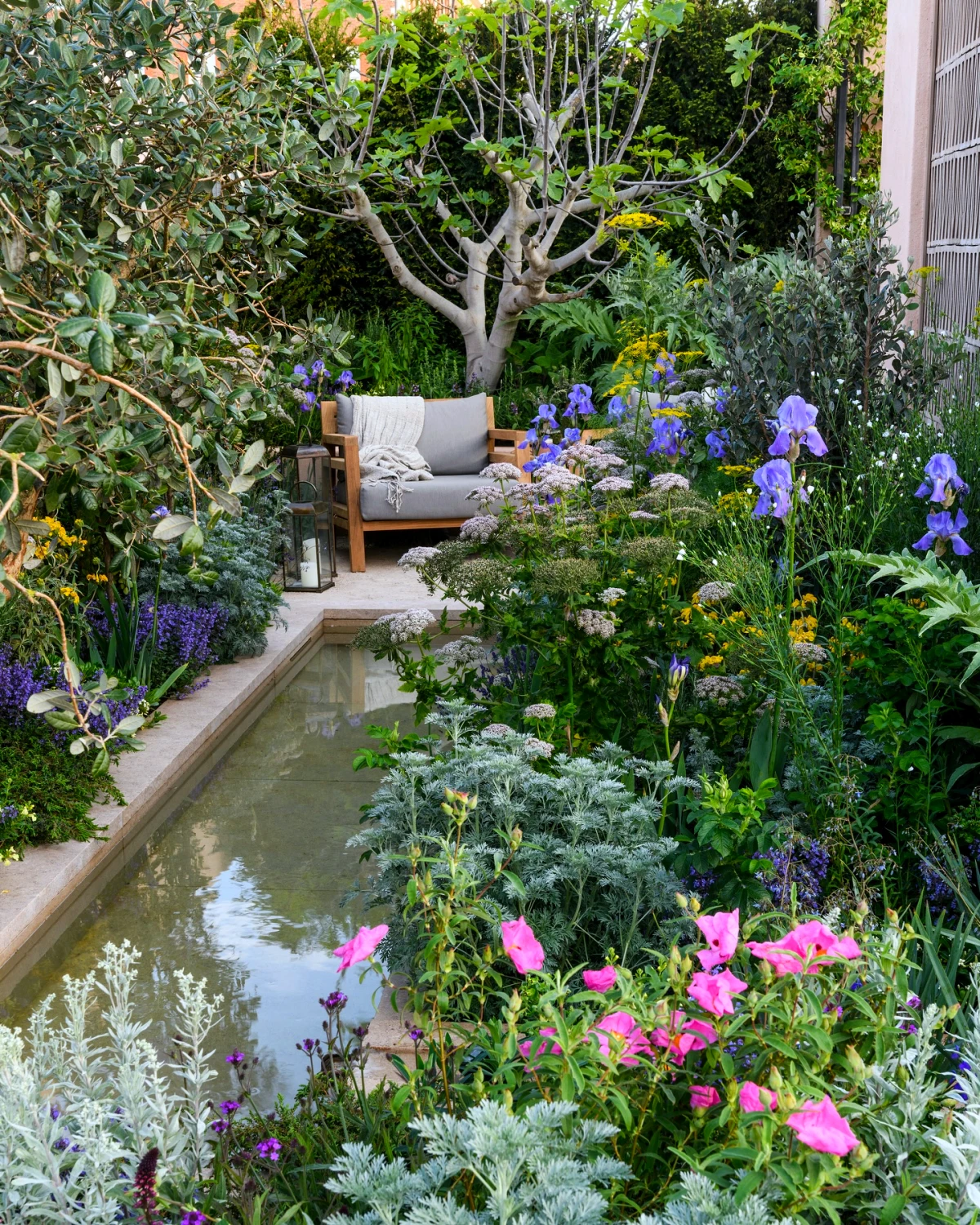 idee de coin de repos dans un jardin pres de l eau plantes et fleurs