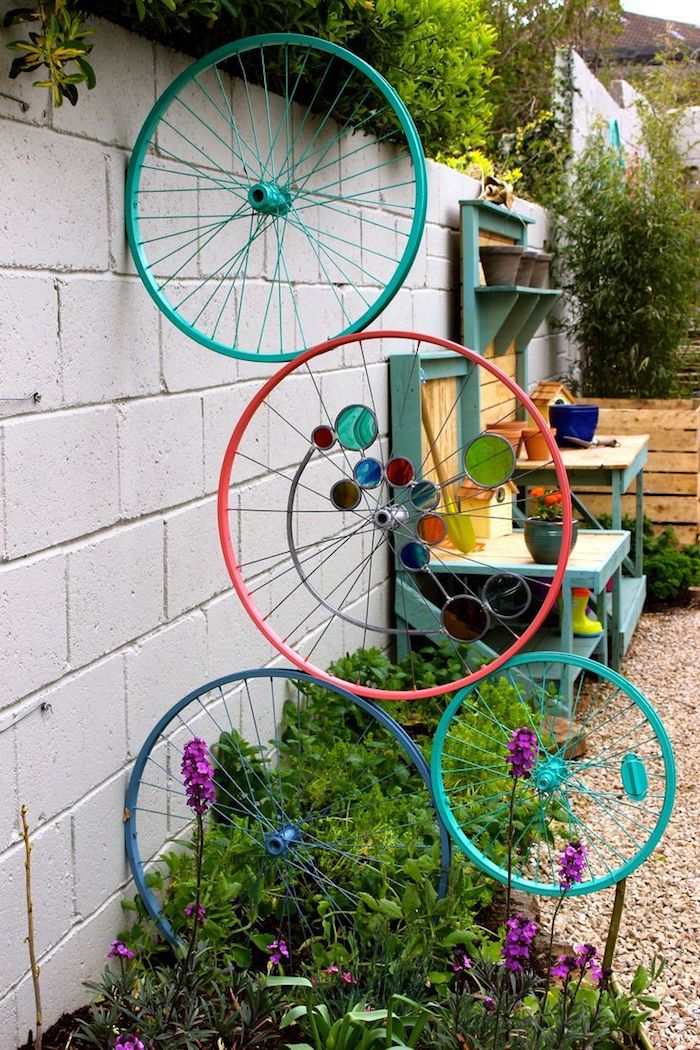 idee de separation de jardin decorative en roues de bicyclette