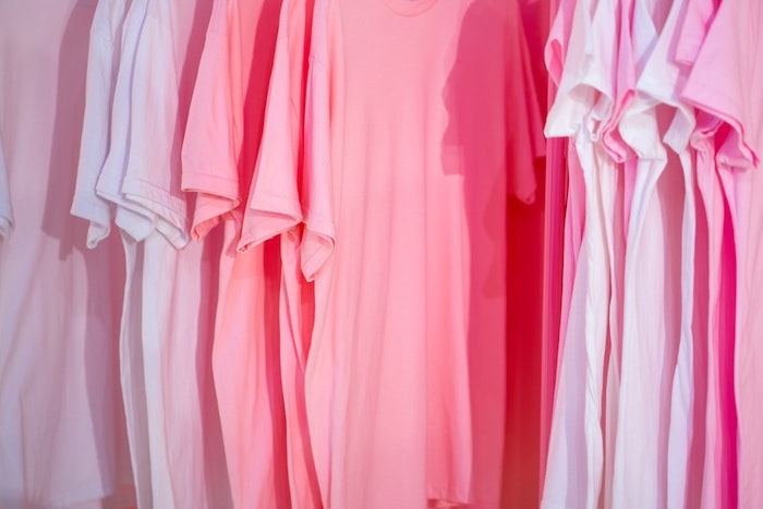 idee de tee shirt rose et blanc sur cintre exemple vetements confortable ecolo
