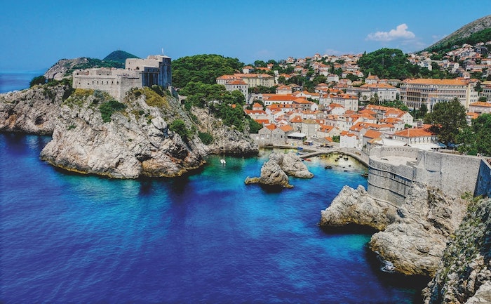 idée image croatie mer littoral avec des maisons authentiques