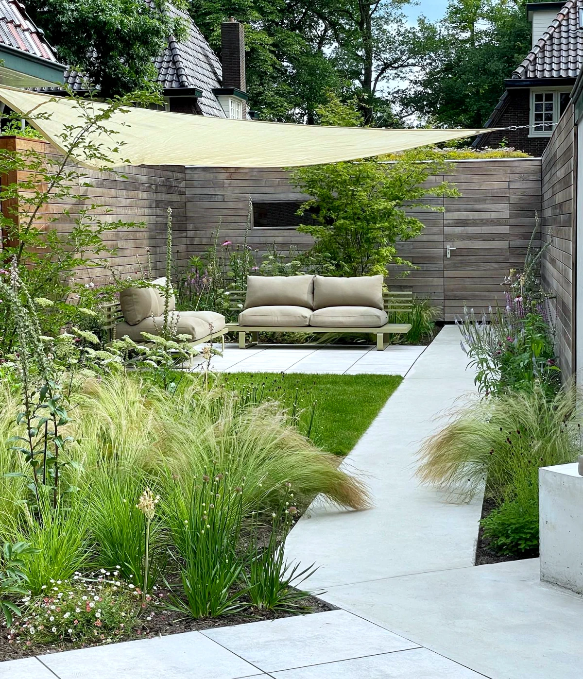 inspiration jardin minimaliste avec pelouse meubles et graminees