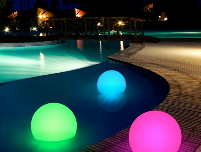 jardin paysager avec piscine éclairage multicolore pour la piscine