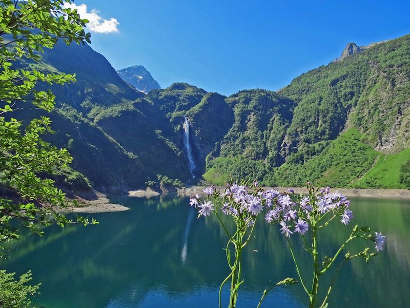 lac montagne avec cascade pitoresque lac d oo