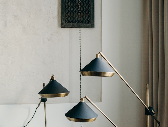 lampadaire design original exemple de lampe à bras articulé laiton et noir