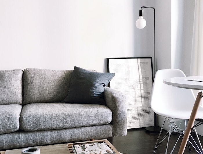lampadaire simple rige noire et ampoule ambiance minimaliste salon scandinave