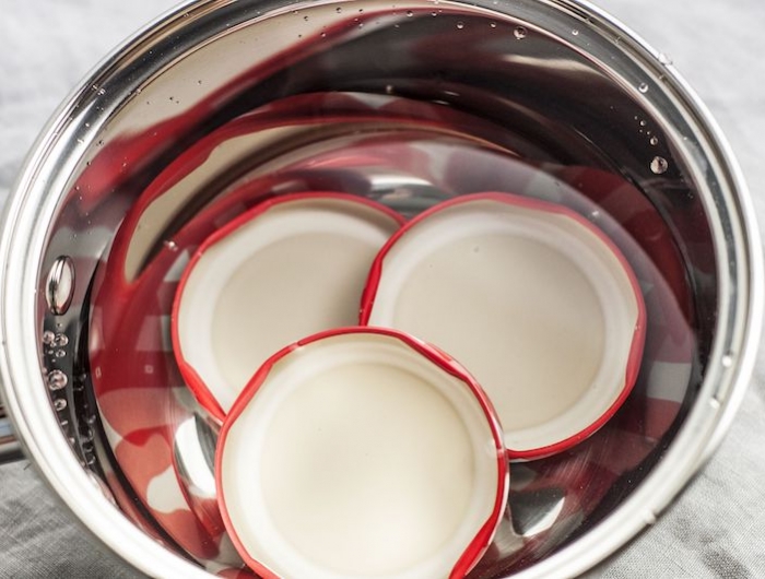 laver stériliser les couvercles des pots en verre pour la recette confiture