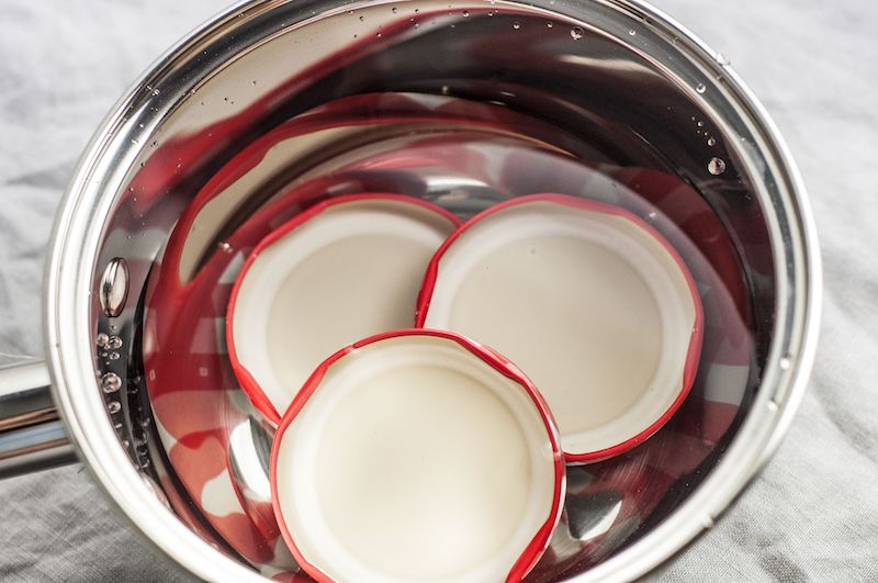 laver stériliser les couvercles des pots en verre pour la recette confiture