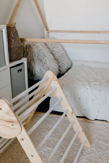 lit montessori simple avec des coussins moelleux tapis blanc toiture bois exemple lis scandinave chambre enfant