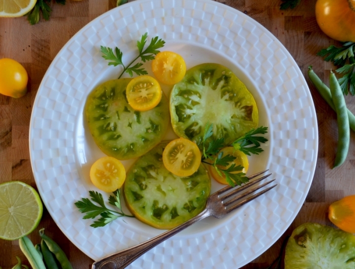 légumes tranches citron vert confiture de tomates vertes aux épices assiette ronde