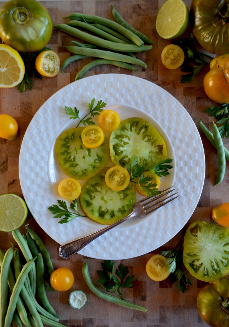 légumes tranches citron vert confiture de tomates vertes aux épices assiette ronde