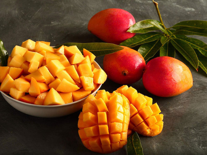 manger une mangue le soir coupée en dés dans un bol fruit et feuilles de mangue