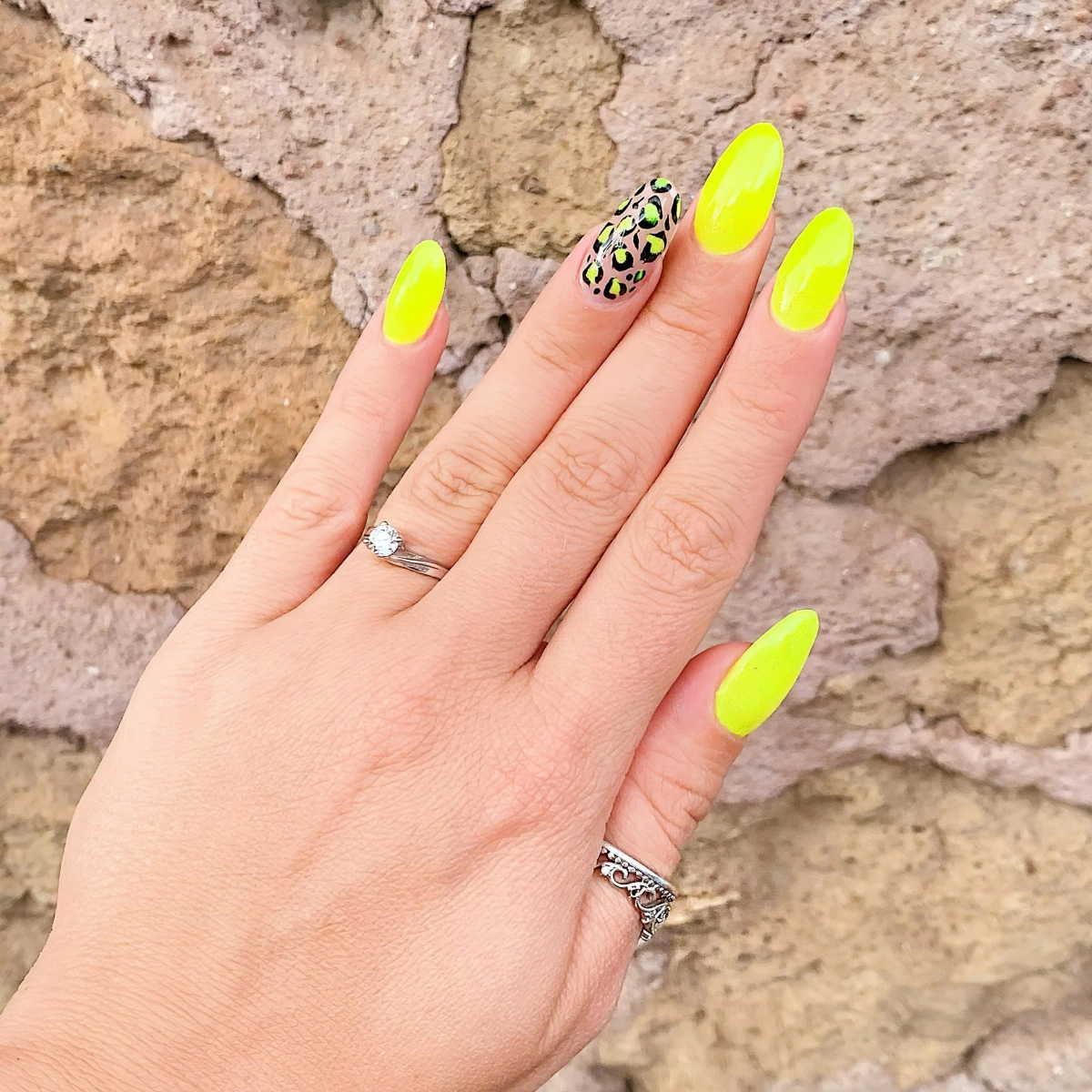 manucure ete couleur jaune vernis fluo dessin motifs animaliers leopard