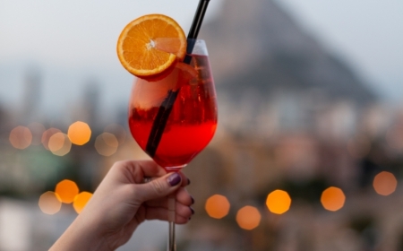 manucure ongles courts femme lumière nuit ville recette d apérol spritz terrasse boisson