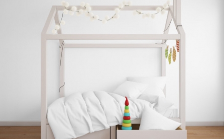 modèle de lit cabane original blanc avec tiroirs intégrés guirlande de boules lumineuses linge de lit blanc