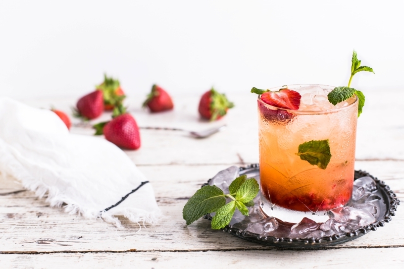 mojito fraise sans alcool verre préparation boisson eau gazeuse sirop simple