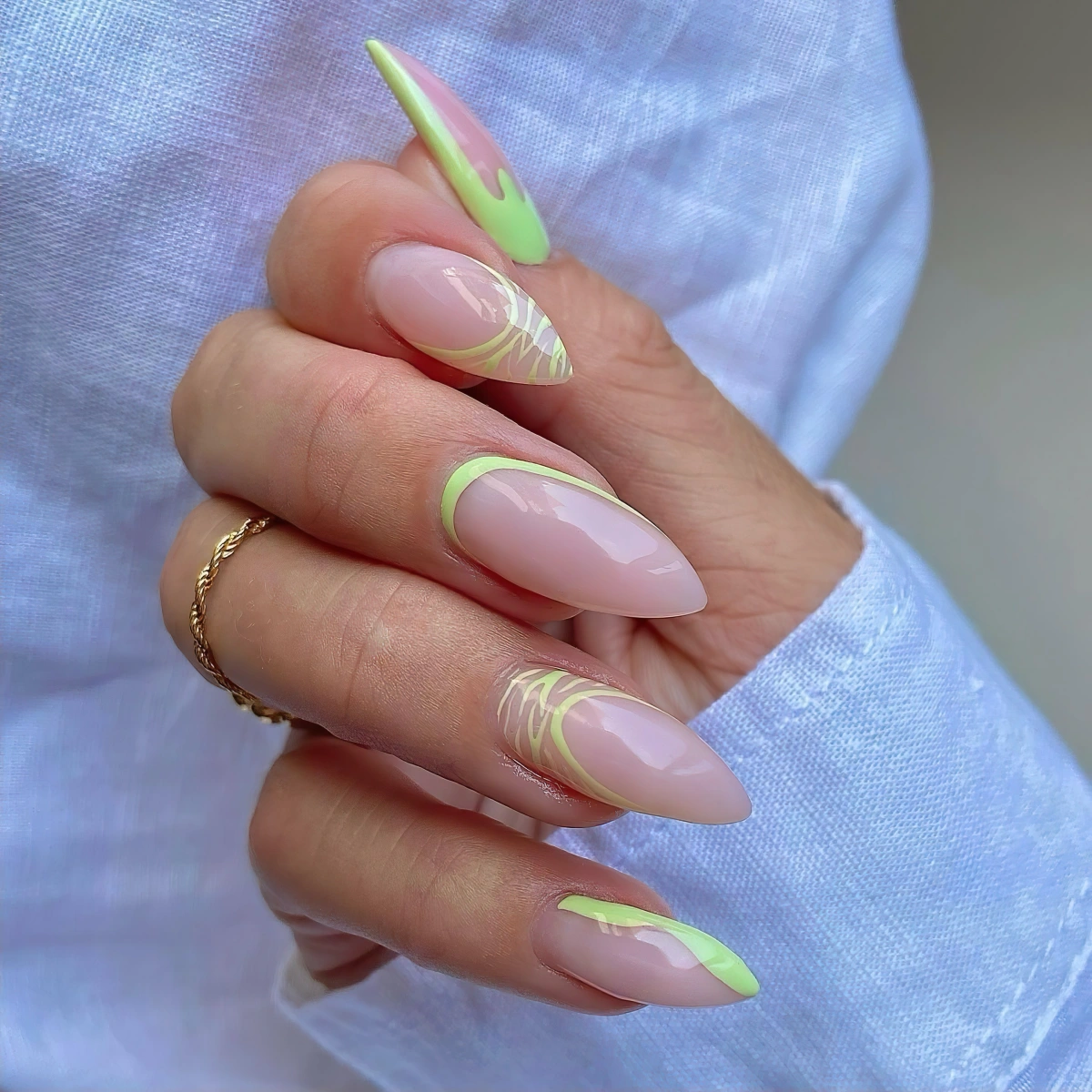 ongle aesthetic base rose milky dessins lignes fines vert neon