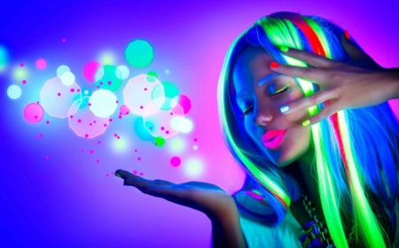 ongles fluo une fille en couleurs fluo neon