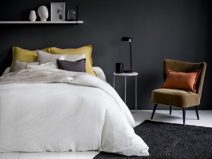 peinture noire chambre rangement étagère linge de lit beige lin lavé matière qualité