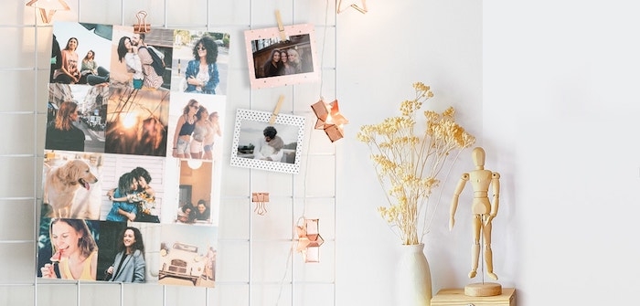 pêle mêle patchwork de photos d amis famille souvenirs accrochées avec des pinces sur grillage