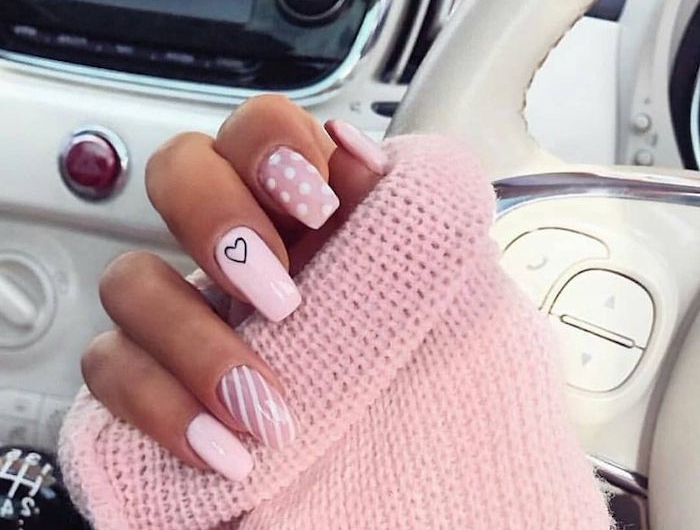 pull rose pastel tendances couleur vernis ete ongles longs polka dots manucure blancs