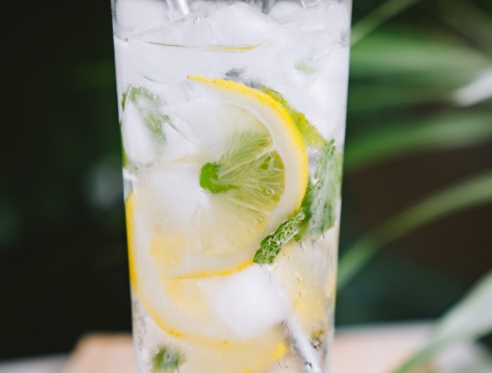 recette mojito limonade glaçons verre tranches citron feuilles de menthe