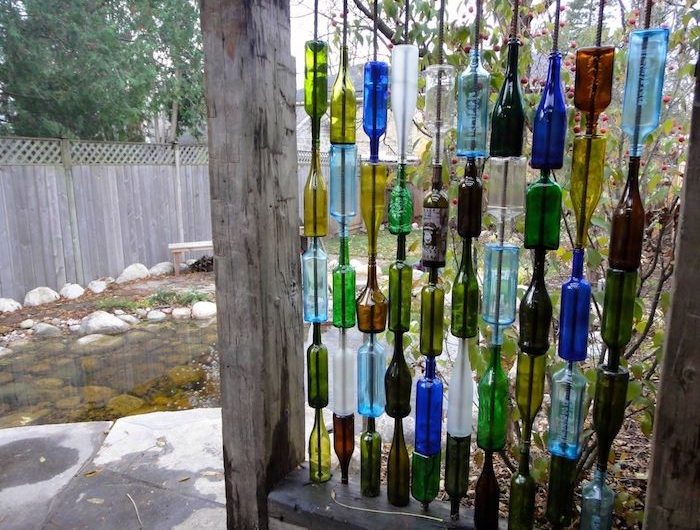 recyclage bouteilles de verre pour faire brise vue jardin original